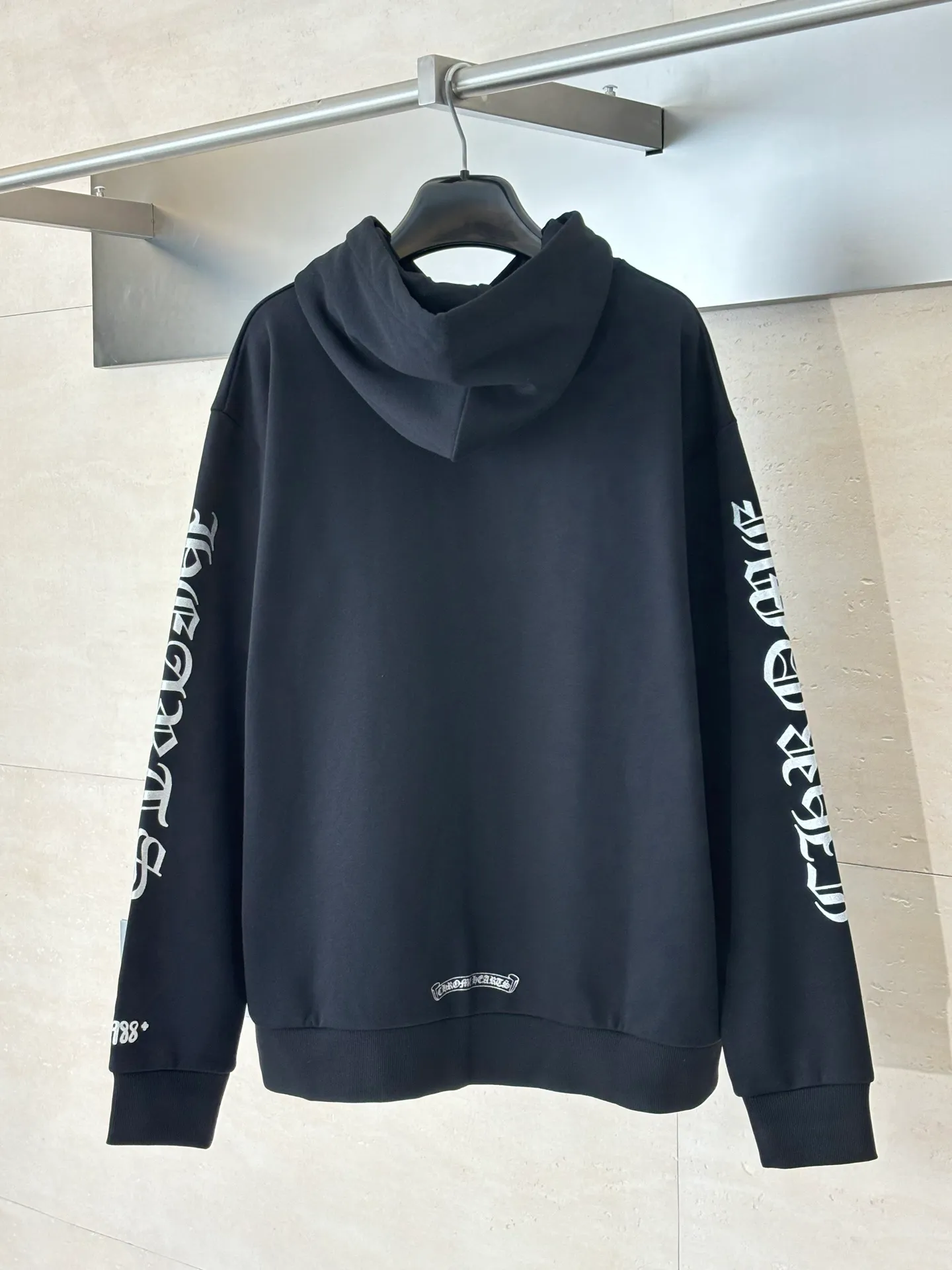 P400 Chrome Herat*/Chrome Heart 25 1988 limited Sanskrit printed hooded sweatshirt. The fabric is made of fleece 420g cotton. The printing uses a variety of printing techniques. Thermosetting ink printing. Size: S/M/L